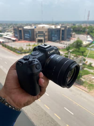 Canon R8 with 24-50