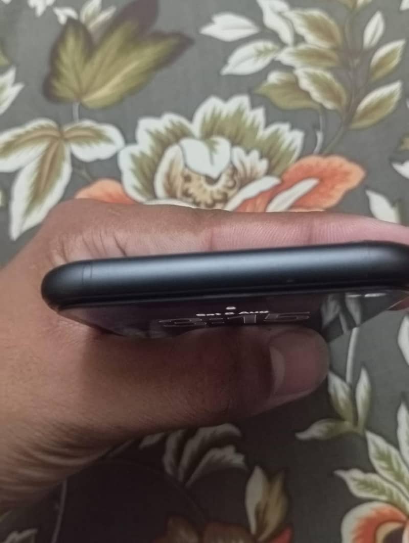 Apple iPhone 11 3