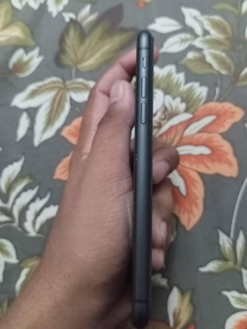 Apple iPhone 11 4