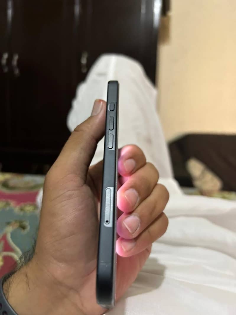 Apple iPhone 16 3