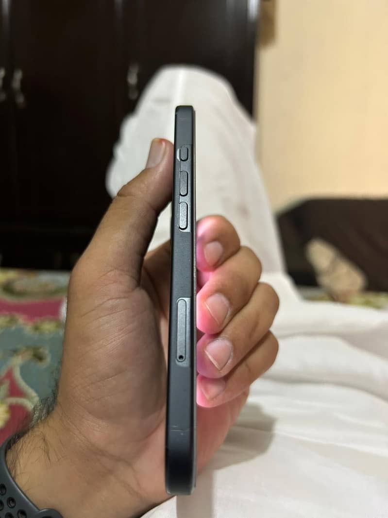 Apple iPhone 16 6