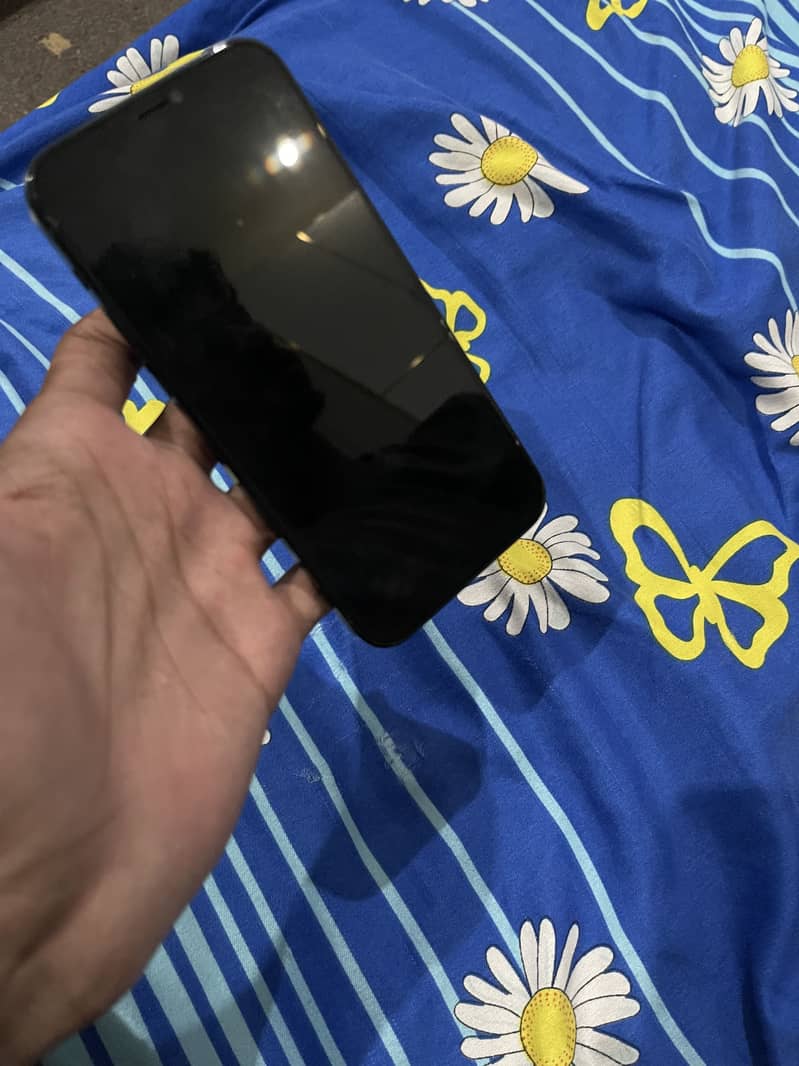 Apple iPhone 12 4