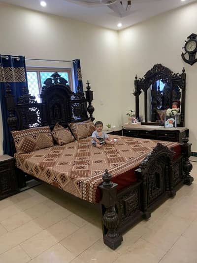 chanyoti bed for sell,very good and lush condition. with 2 side tables