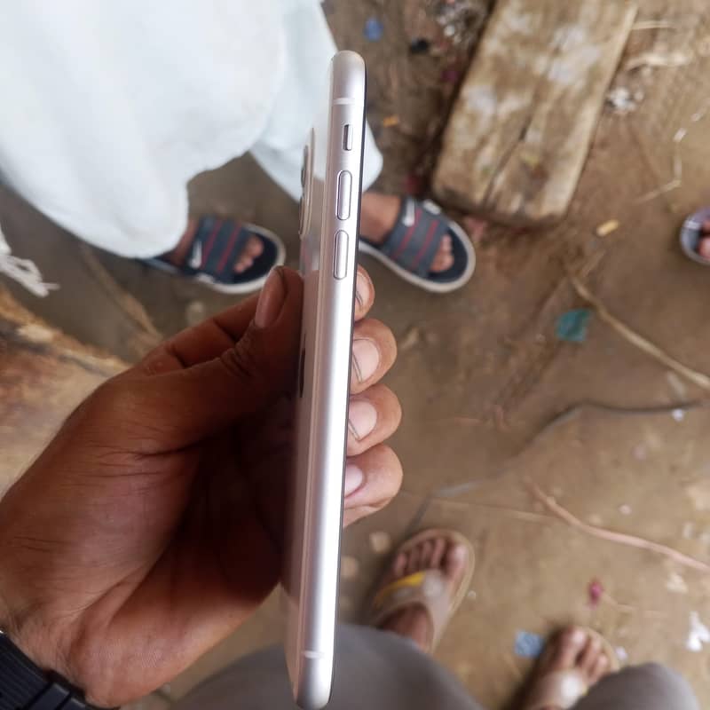 Apple iPhone 11 3