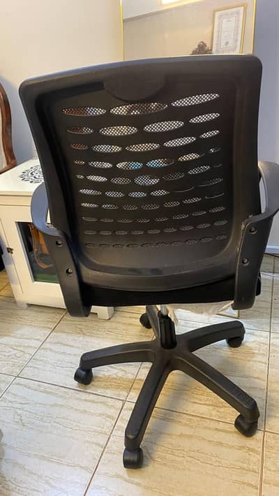 1 Office Chair Like New