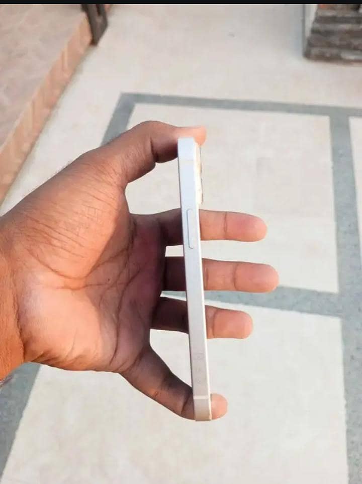 Apple iPhone 13 4