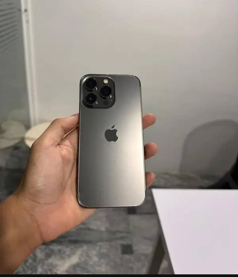 Apple iPhone 13 4