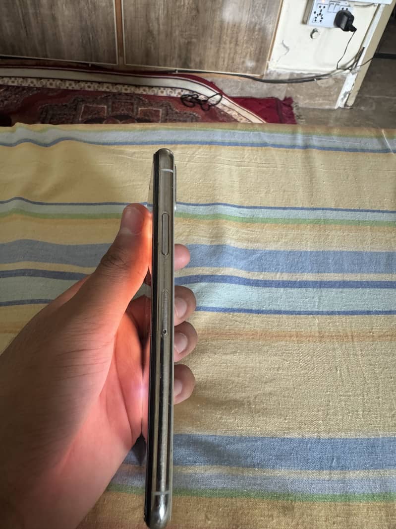 Apple iPhone X 4