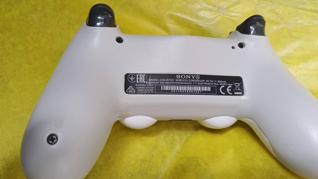 PS4 white controller 1