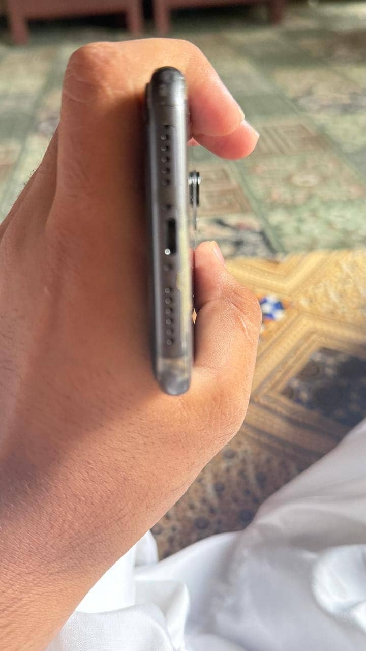 Apple iPhone 11 4