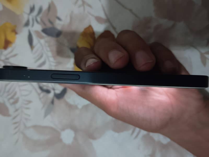 Apple iPhone 16e 1