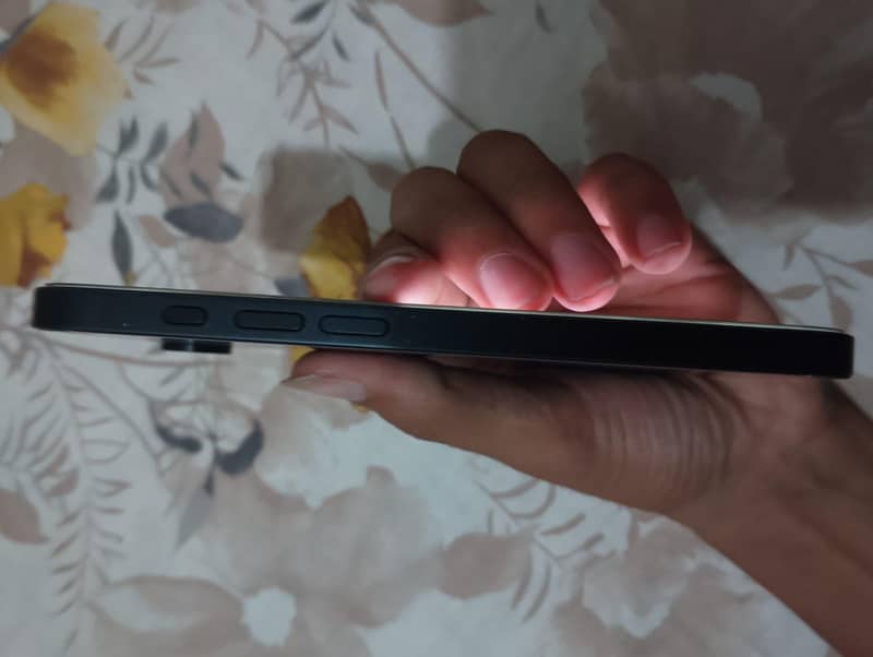 Apple iPhone 16e 2