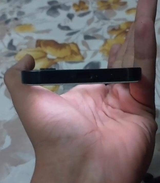Apple iPhone 16e 3