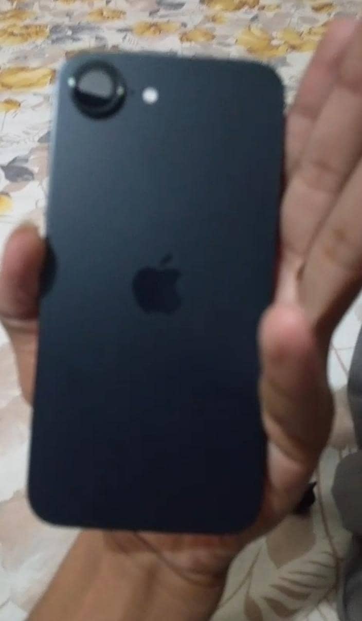 Apple iPhone 16e 4