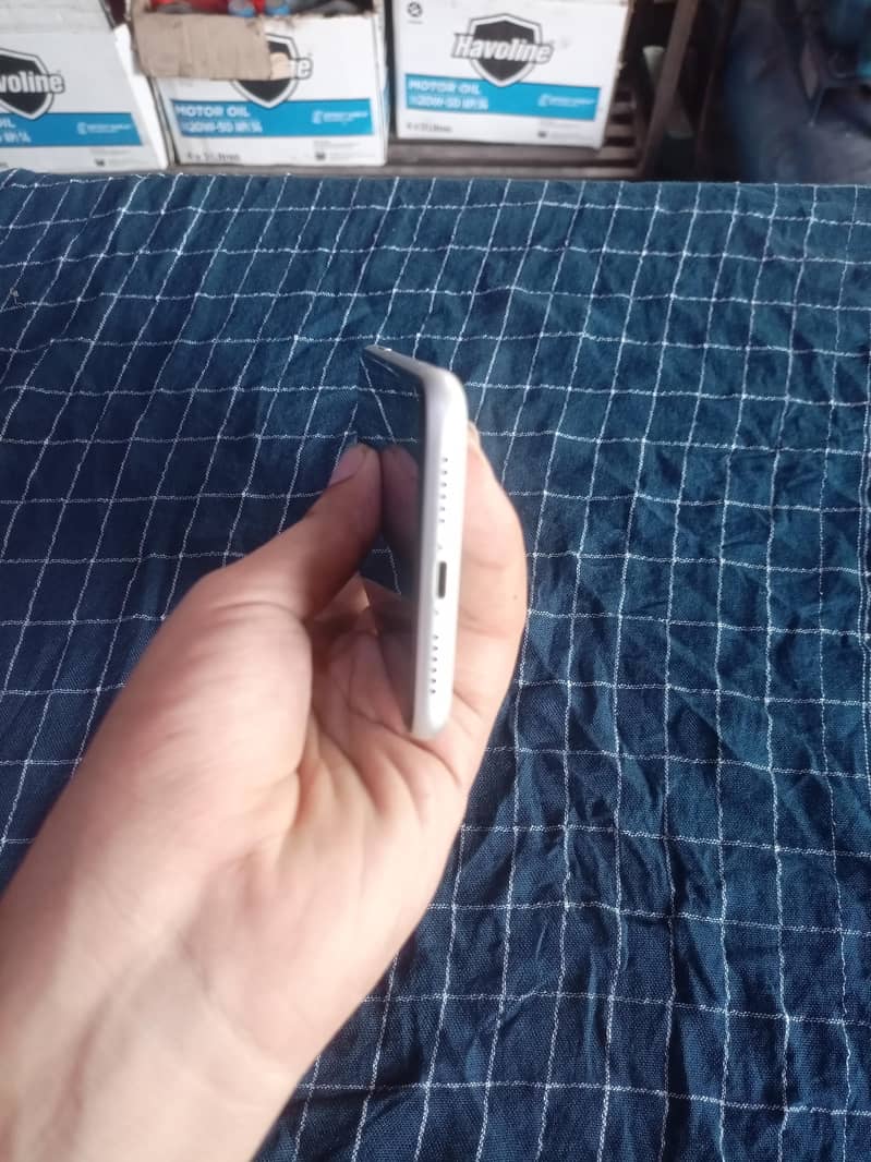 Apple iPhone 11 4
