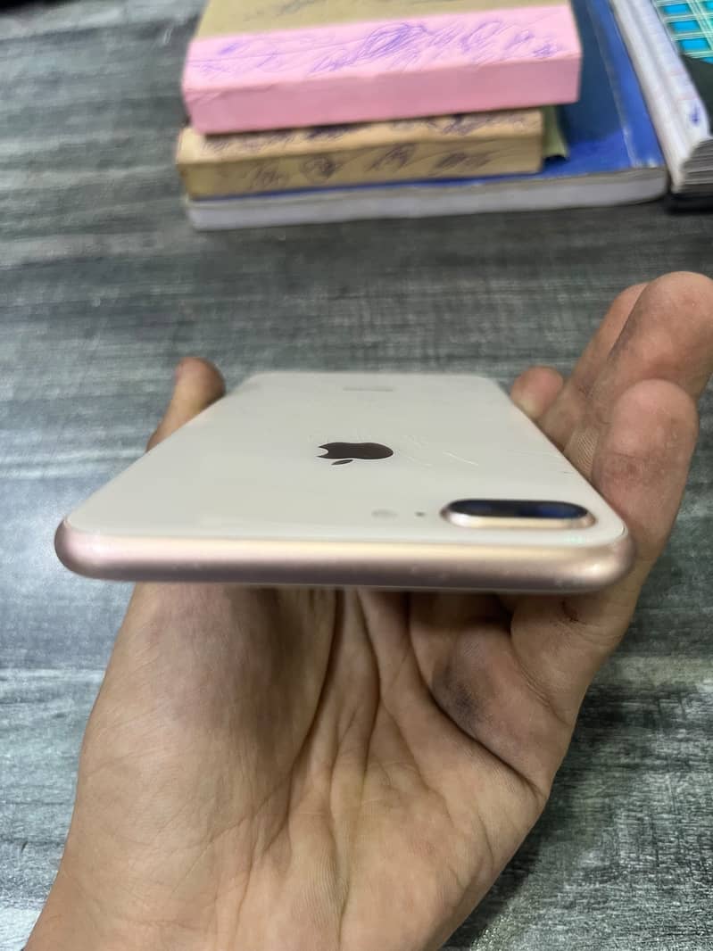 Apple iPhone 8 Plus 3