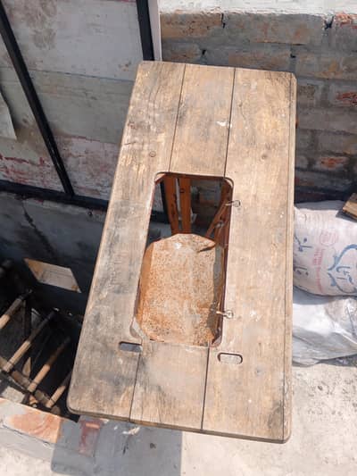 antique manual Singer Salaia machine stand