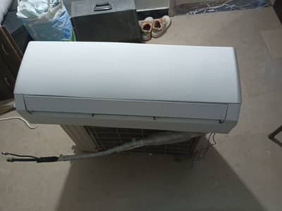 Urgent sale Gree inverter AC 1 Ton