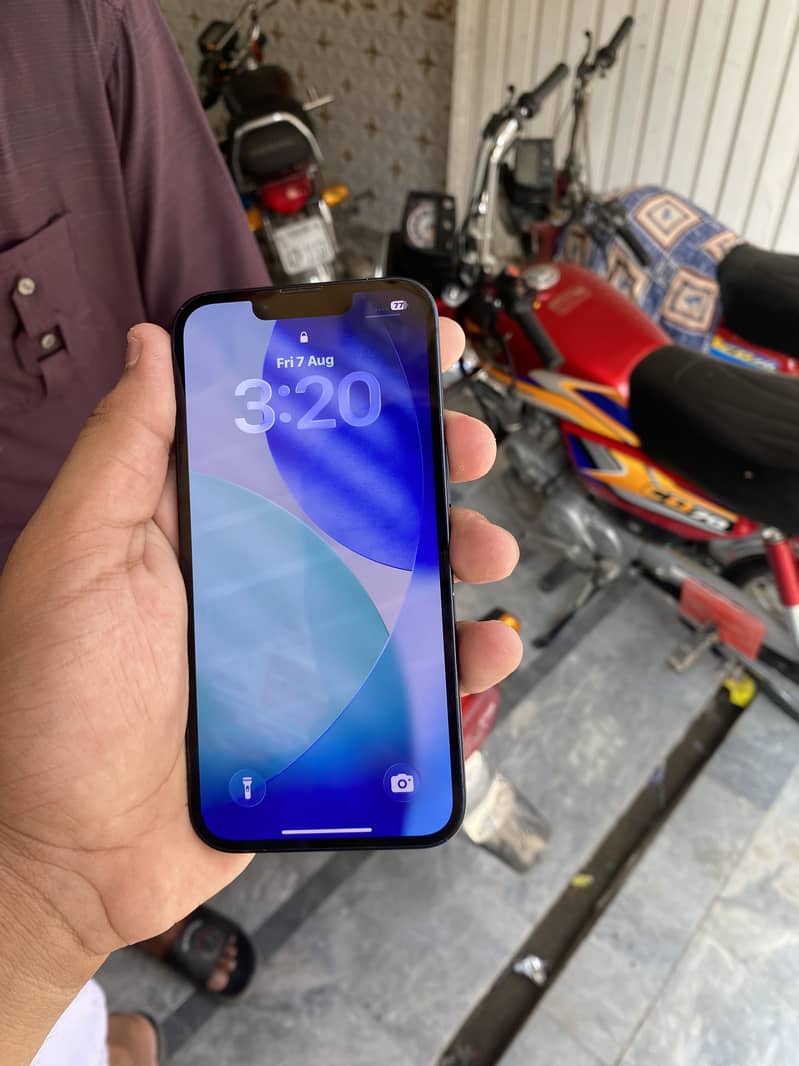 Apple iPhone 13 0