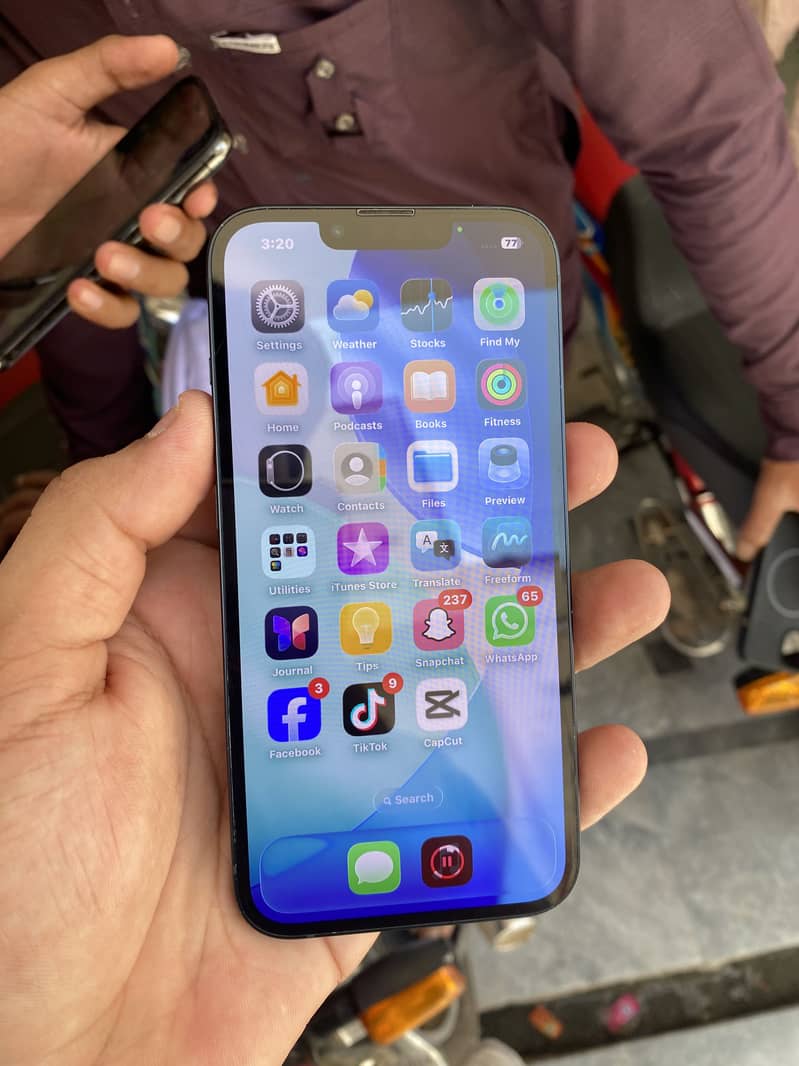 Apple iPhone 13 4