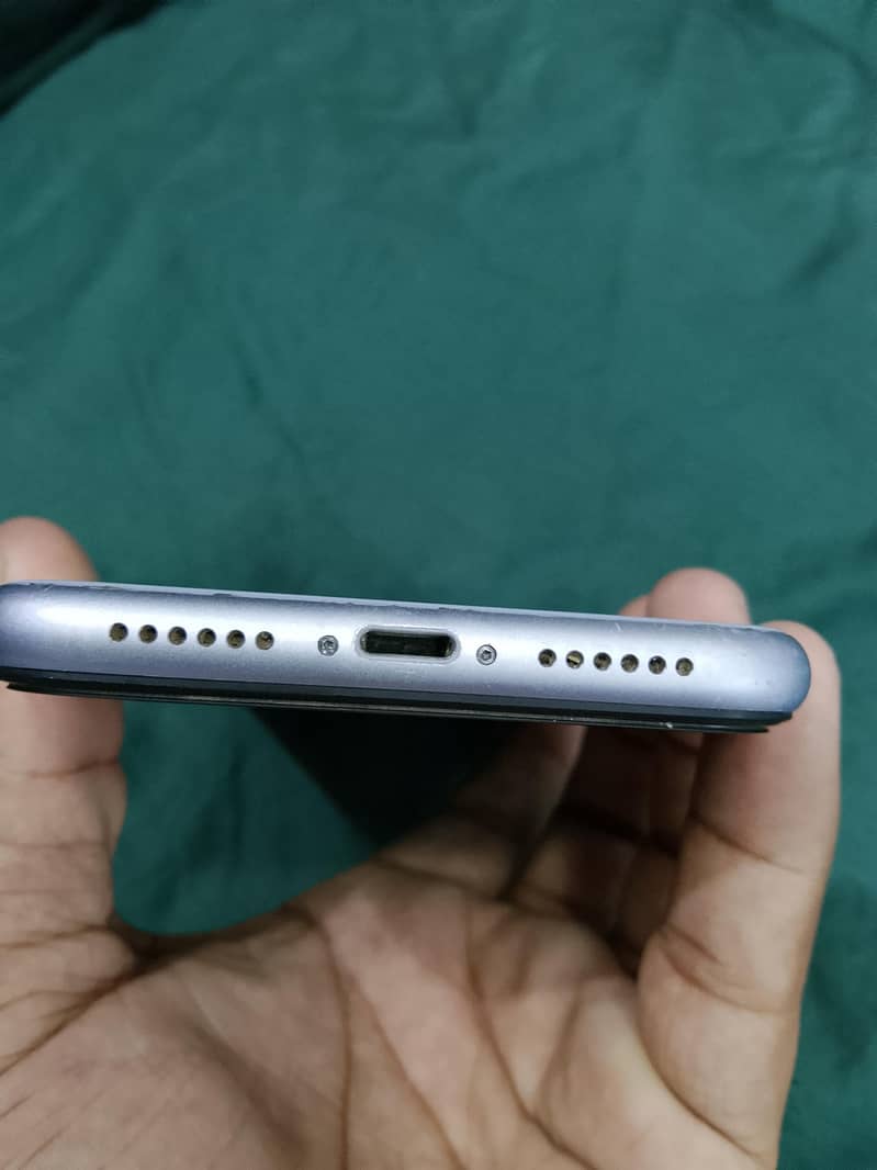 Apple iPhone 11 4