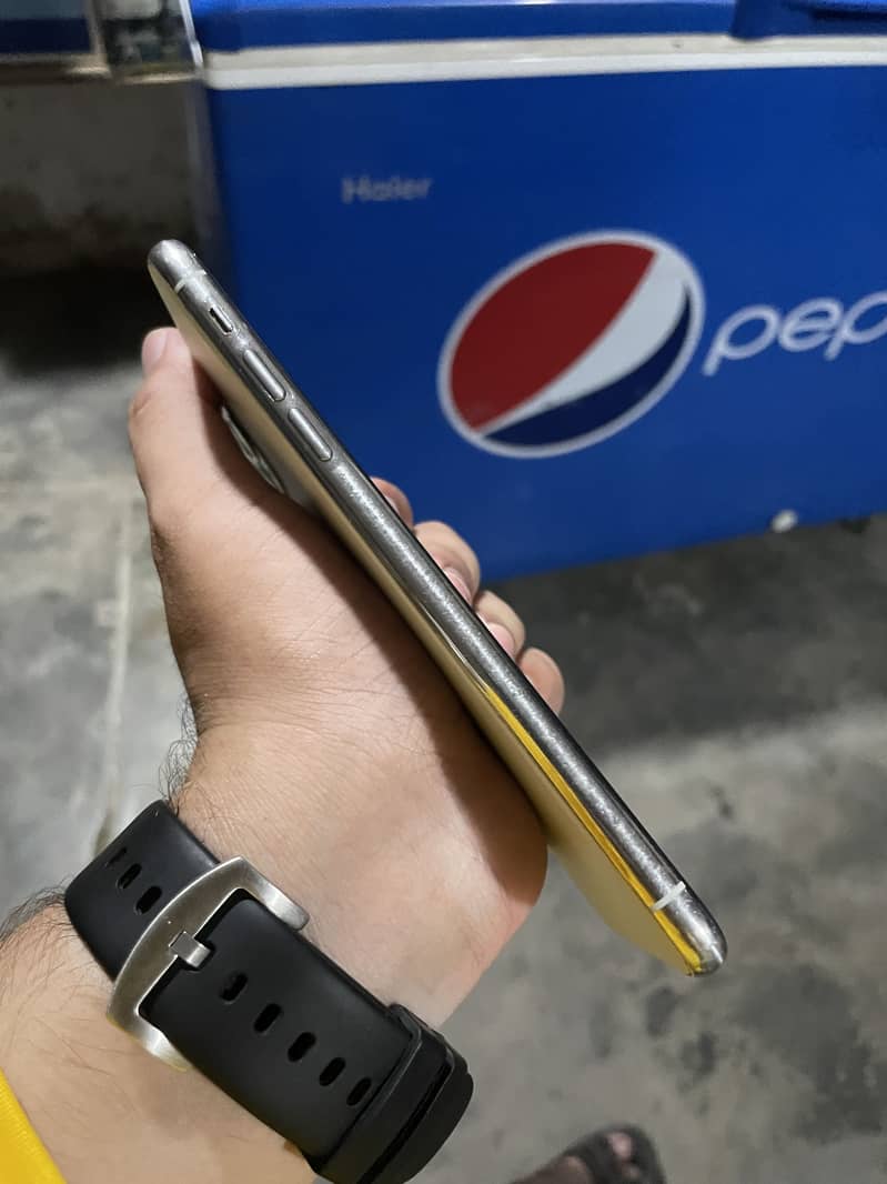 Apple iPhone 11 Pro Max 2