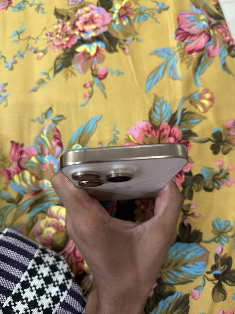 Apple iPhone 16 Pro 4