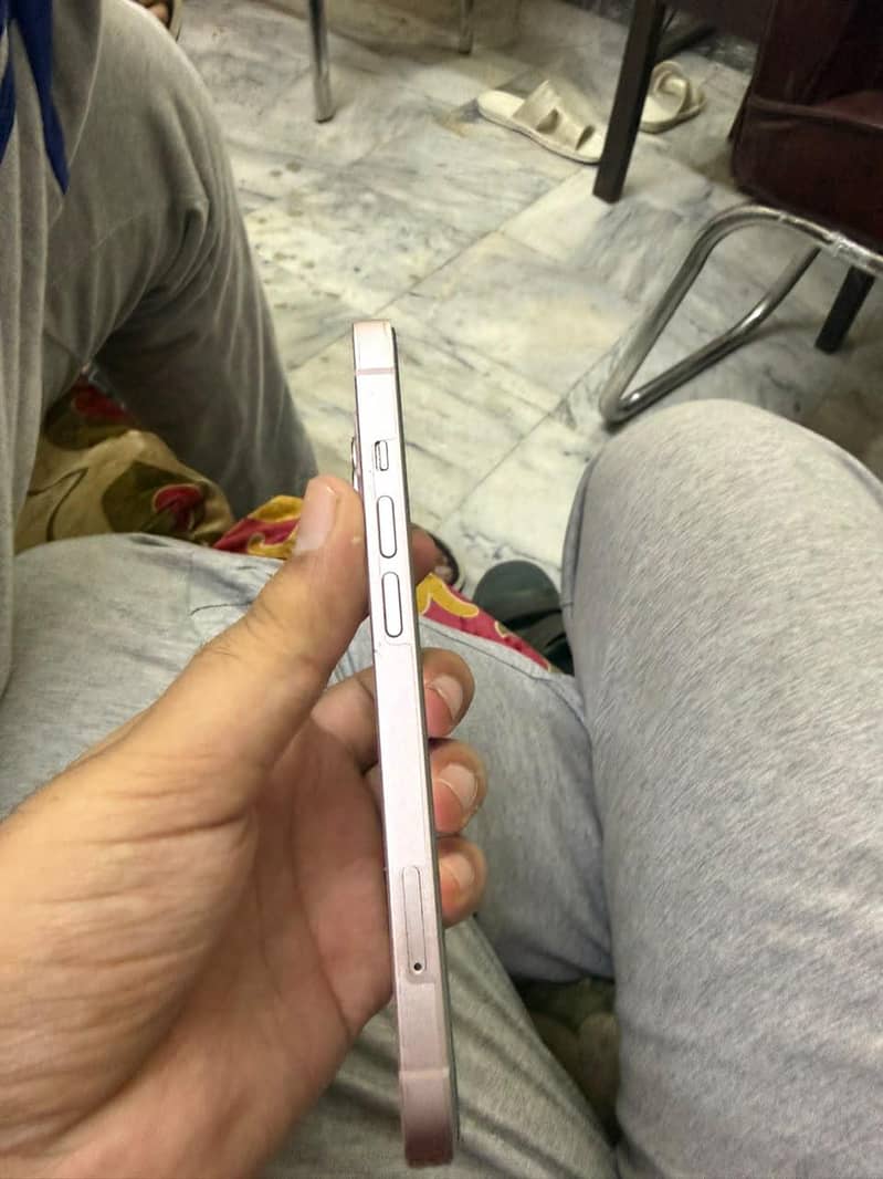 Apple iPhone 13 4