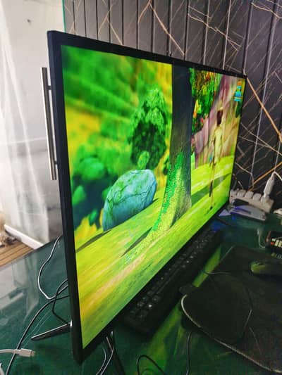 Gaming LCD Monitor Screen