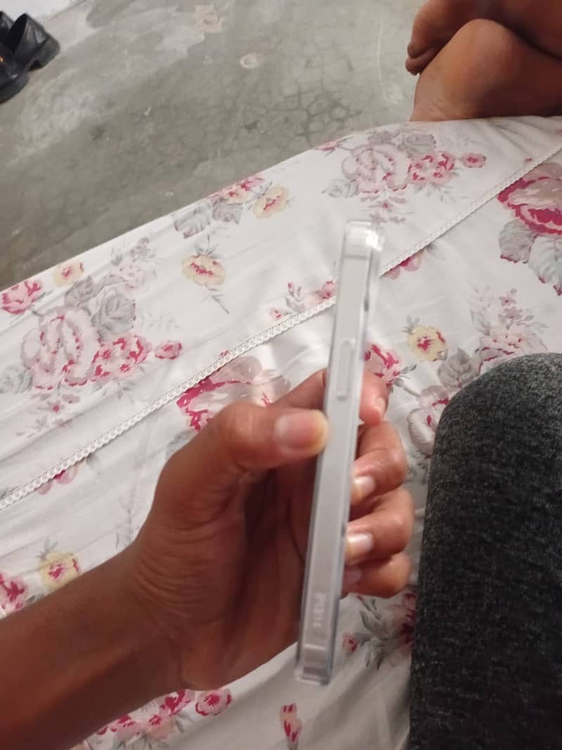 Apple iPhone 13 0