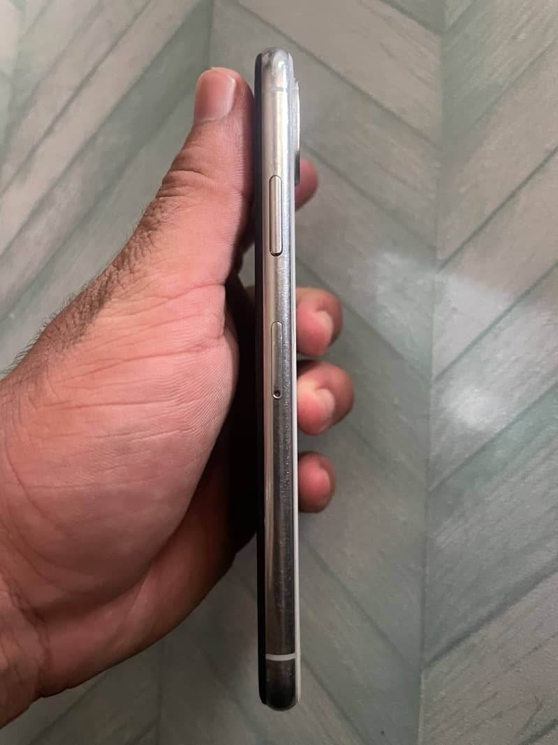 Apple iPhone X 4