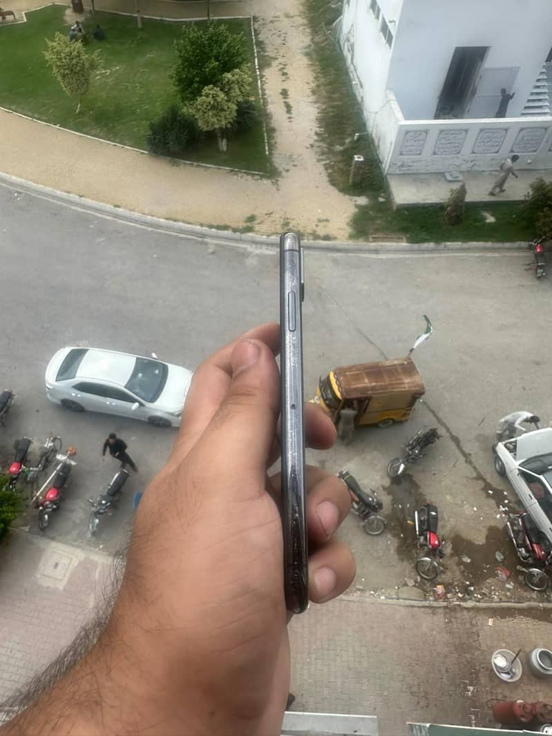 Apple iPhone X 4