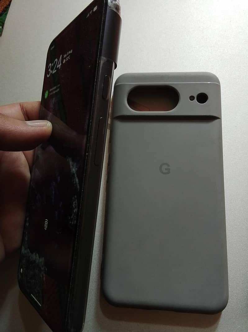 Google Pixel 8 4