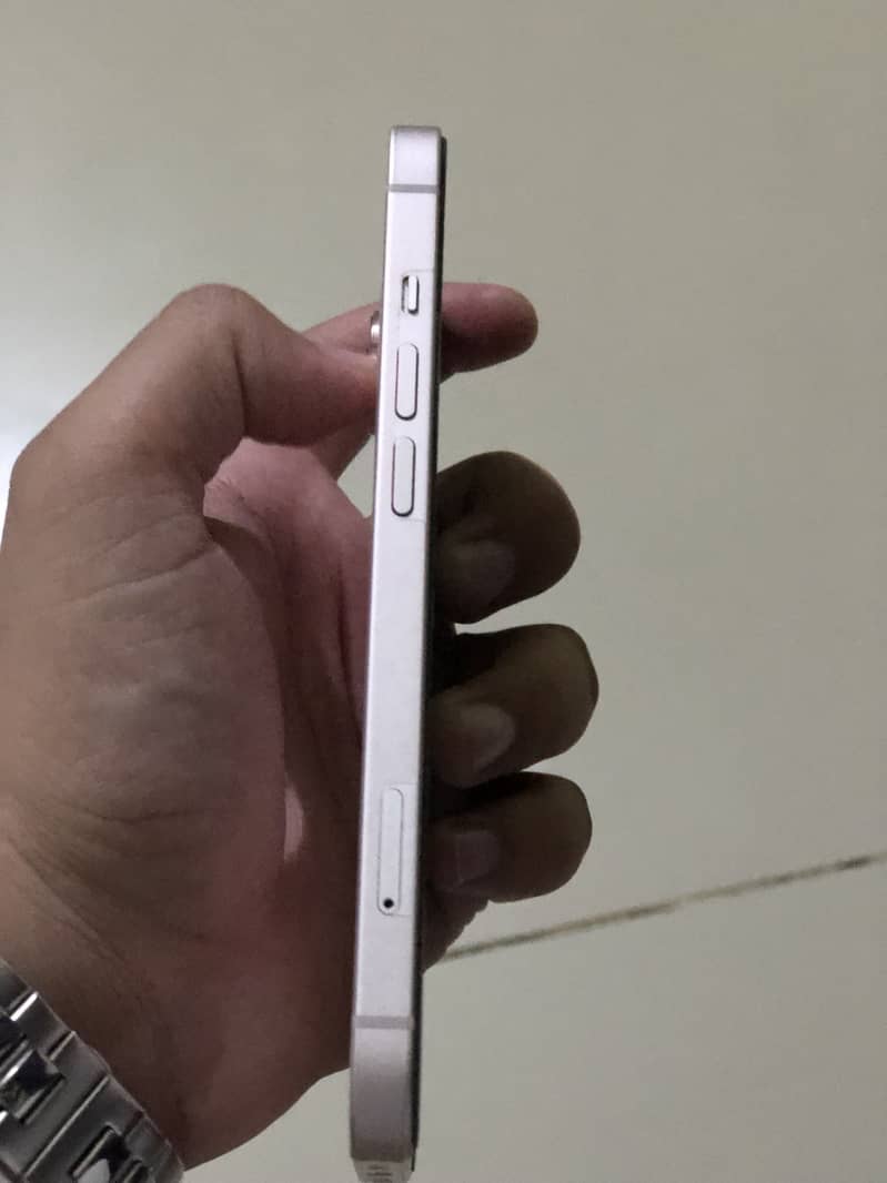 Apple iPhone 13 4