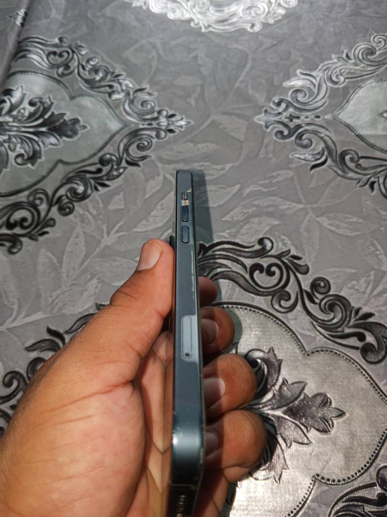 Apple iPhone 13 4