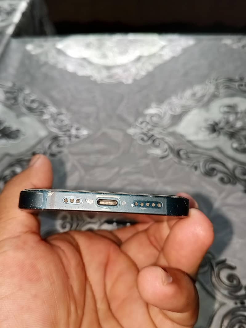 Apple iPhone 13 5