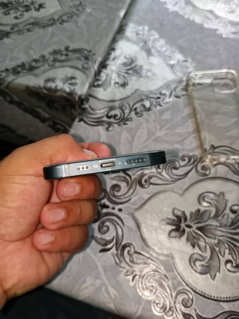 Apple iPhone 13 6