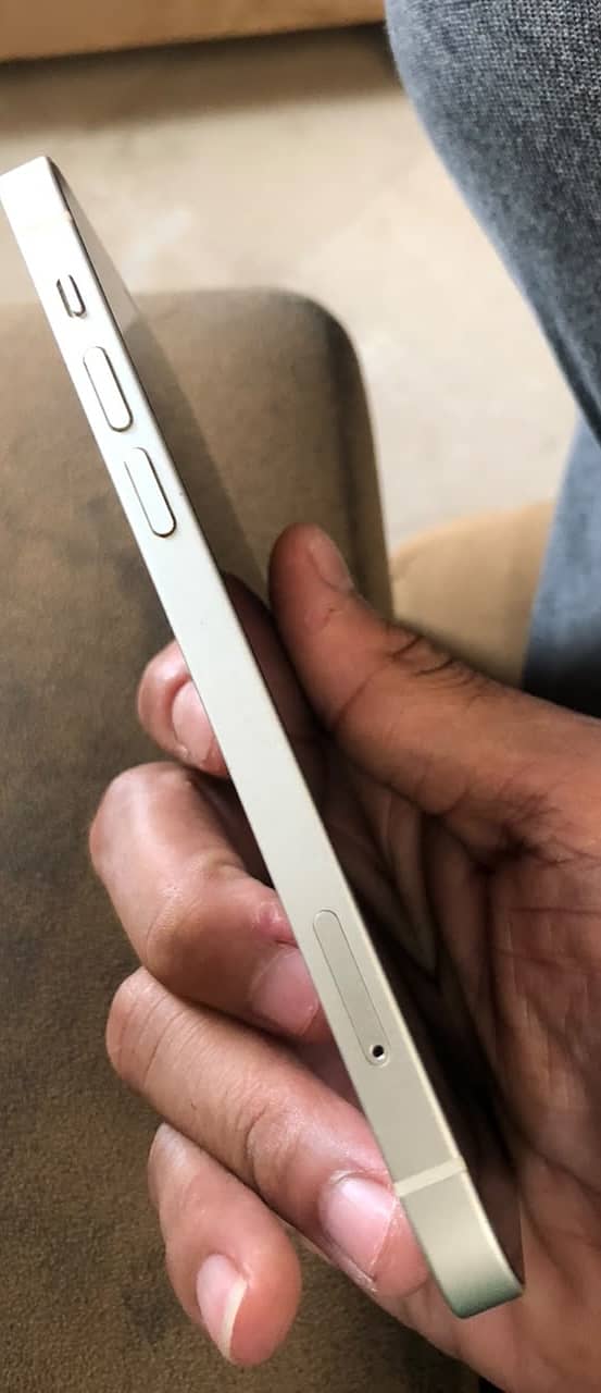 Apple iPhone 12 4