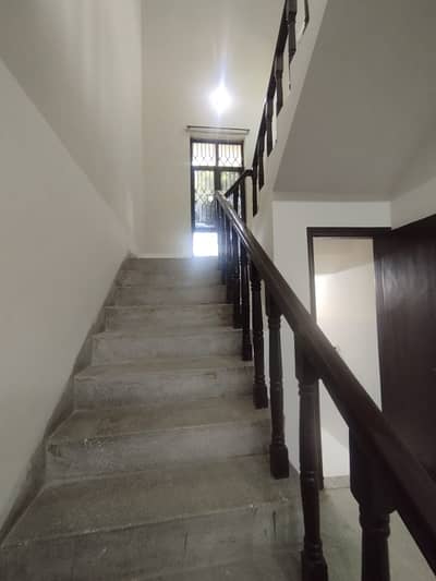 Beautiful House 4 Bedrooms With Basement available for rent in Askari-9