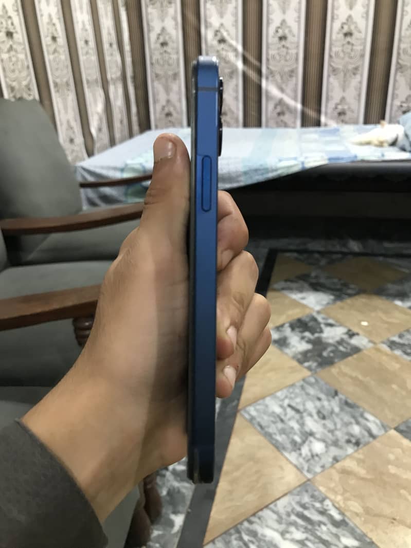 Apple iPhone 12 4