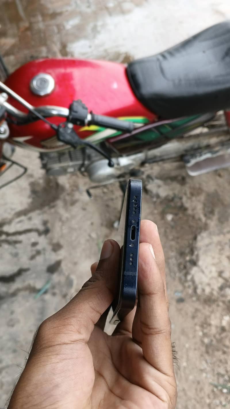 Apple iPhone 12 4