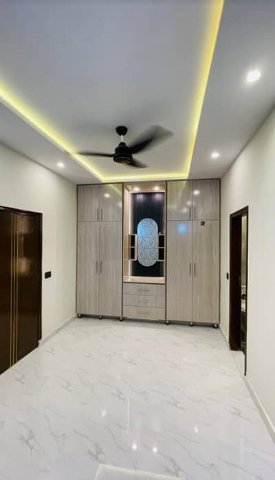10 marla house for rent outclass location