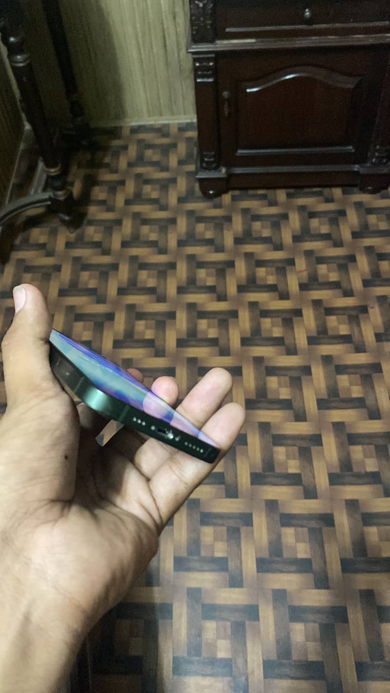 Apple iPhone 13 4