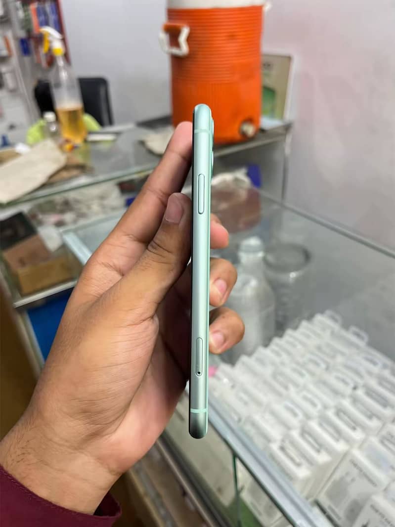 Apple iPhone 11 4
