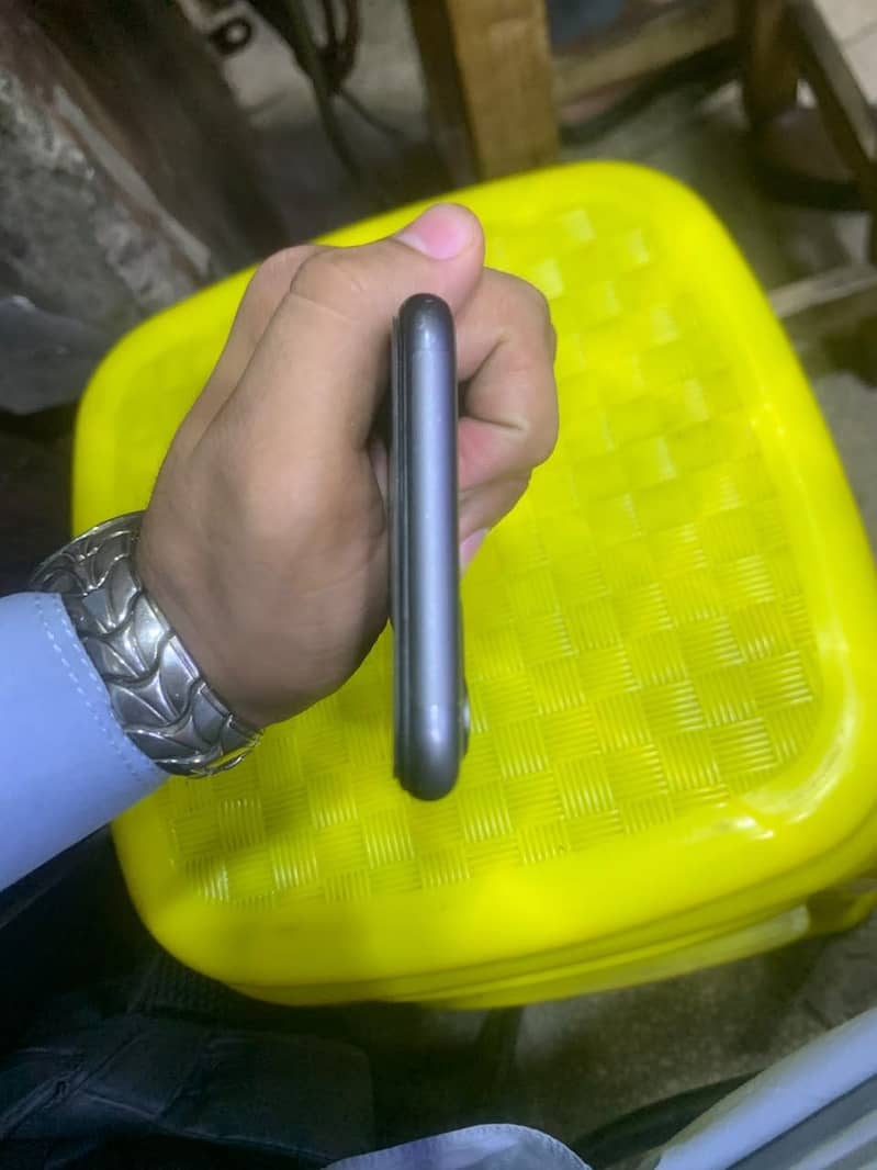 Apple iPhone 11 4