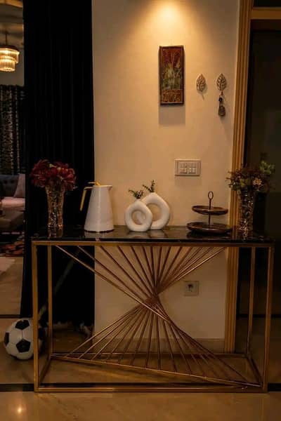Cansole table with decoration items