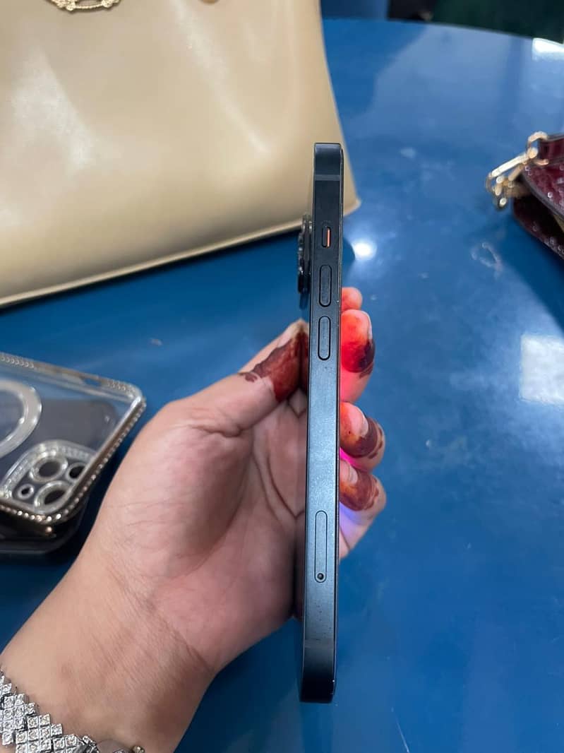 Apple iPhone 13 5
