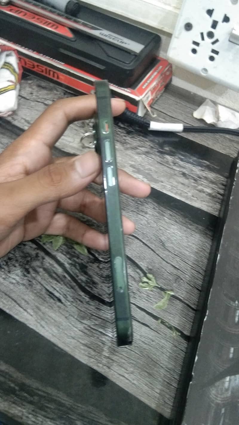 Apple iPhone 13 4