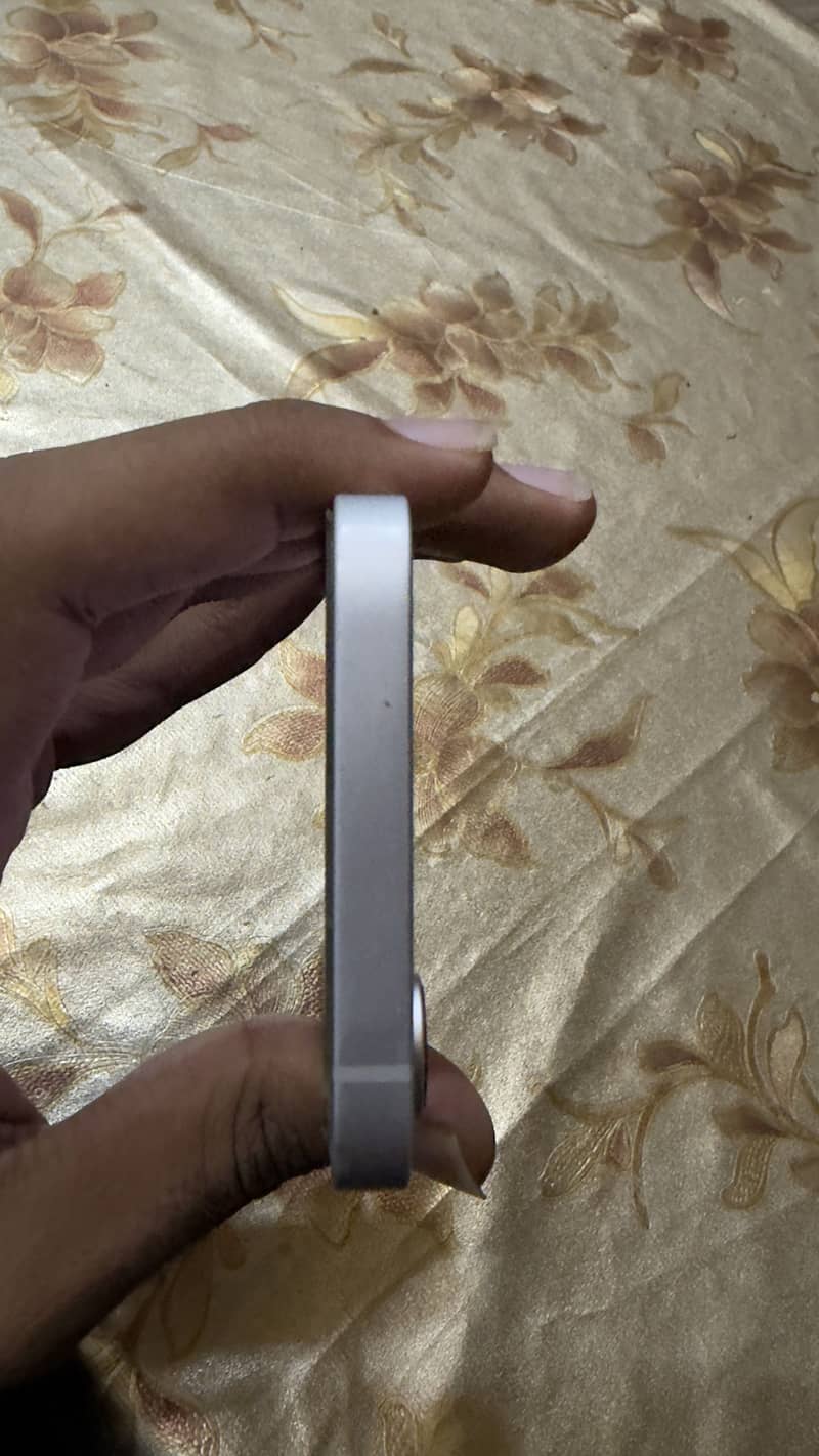 Apple iPhone 16e 1