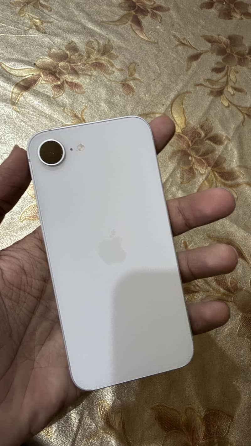 Apple iPhone 16e 2